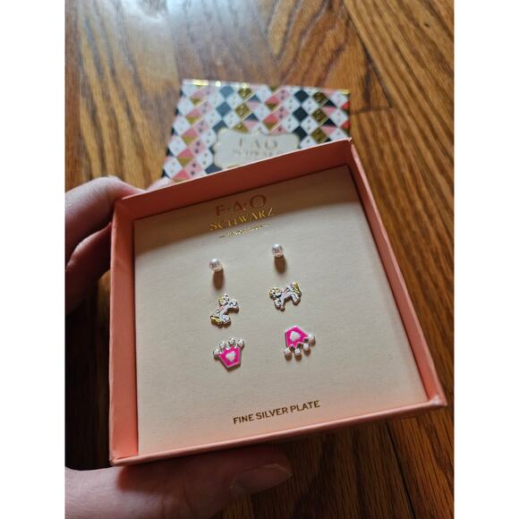 FAO Schwarz 3PC Faux Pearl Unicorn Crown Fine Silver Plate Stud Earring Gift Set - Picture 3 of 5